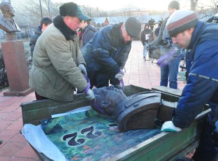 Демонтаж незаконно установленных скульптур в парке МУЗЕОН у Центрального дома художника. 23 ноября 2011 года.