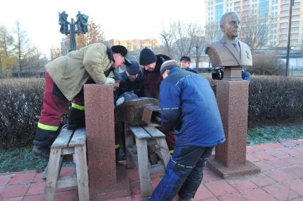 Демонтаж незаконно установленных скульптур в парке МУЗЕОН у Центрального дома художника. 23 ноября 2011 года.