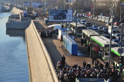 Пояс Пресвятой Богородицы в Москве. Фрунзенская набережная. На снимке: паломники стоят в очереди в Храм Христа Спасителя для поклонения Поясу. 23 ноября 2011 года.