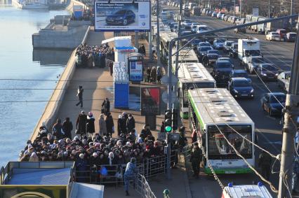 Пояс Пресвятой Богородицы в Москве. Фрунзенская набережная. На снимке: паломники стоят в очереди в Храм Христа Спасителя для поклонения Поясу. 23 ноября 2011 года.