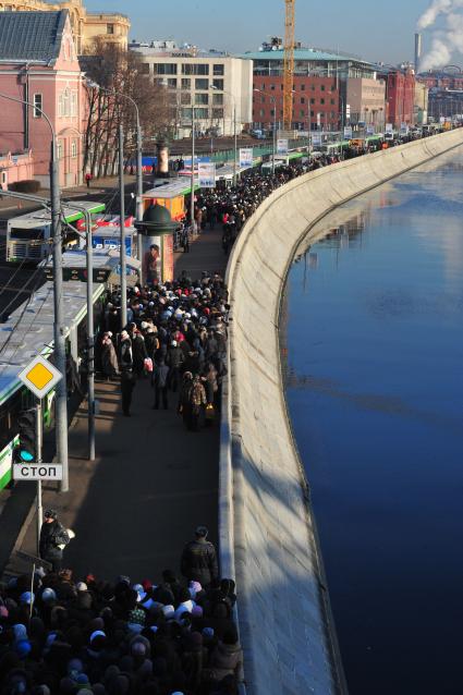 Пояс Пресвятой Богородицы в Москве. Фрунзенская набережная. На снимке: паломники стоят в очереди в Храм Христа Спасителя для поклонения Поясу. 23 ноября 2011 года.