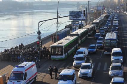 Пояс Пресвятой Богородицы в Москве. Фрунзенская набережная. На снимке: паломники стоят в очереди в Храм Христа Спасителя для поклонения Поясу. 23 ноября 2011 года.