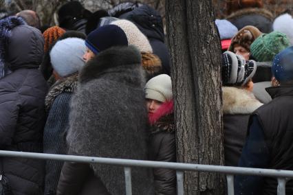 Очередь к Храму Христа Спасителя, куда доставлен ковчег с Поясом Пресвятой Богородицы из Ватопедского монастыря в Греции. 24 ноября 2011 года.