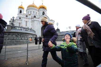 Очередь к Храму Христа Спасителя, куда доставлен ковчег с Поясом Пресвятой Богородицы из Ватопедского монастыря в Греции. 24 ноября 2011 года.