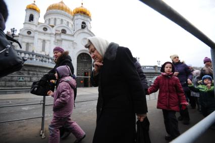 Очередь к Храму Христа Спасителя, куда доставлен ковчег с Поясом Пресвятой Богородицы из Ватопедского монастыря в Греции. 24 ноября 2011 года.