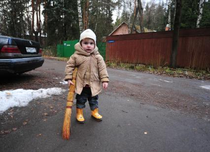 Ребенок с веником в руках. Переделкино. 18 ноября 2011 года.