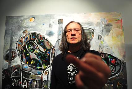 Персональная выставка Максима Башева под названием FUCK YOUR LAWS. На снимке: художник Максим Башев. 16 ноября 2011 года.