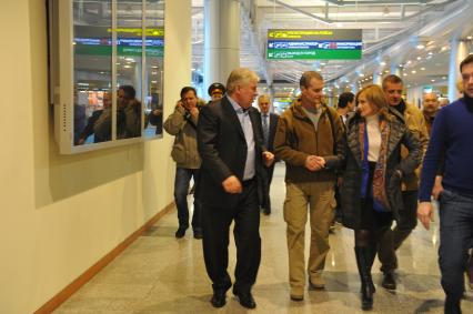Член Общественной палаты РФ, адвокат Анатолий Кучерена и пилот авиакомпании \"Rolkan\" Владимир Садовничий (слева направо) в аэропорту ДОМОДЕДОВО. 24 ноября 2011 года.