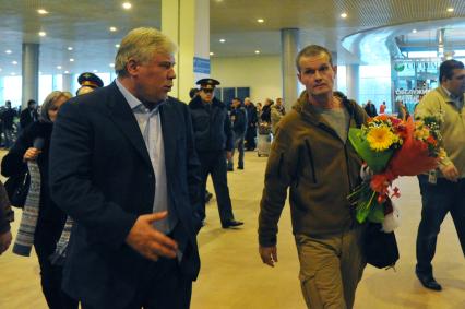 Член Общественной палаты РФ, адвокат Анатолий Кучерена и пилот авиакомпании \"Rolkan\" Владимир Садовничий (слева направо) в аэропорту ДОМОДЕДОВО. 24 ноября 2011 года.