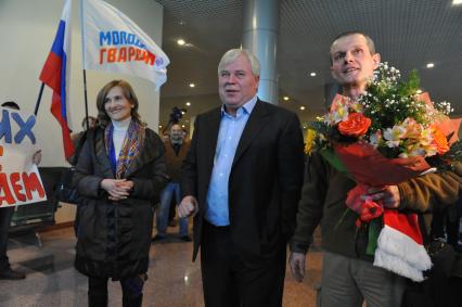 Член Общественной палаты РФ, адвокат Анатолий Кучерена и пилот авиакомпании \"Rolkan\" Владимир Садовничий (слева направо) в аэропорту ДОМОДЕДОВО. 24 ноября 2011 года.