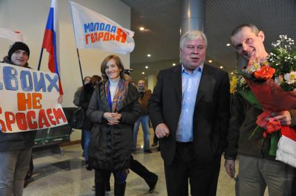 Член Общественной палаты РФ, адвокат Анатолий Кучерена и пилот авиакомпании \"Rolkan\" Владимир Садовничий (слева направо) в аэропорту ДОМОДЕДОВО. 24 ноября 2011 года.