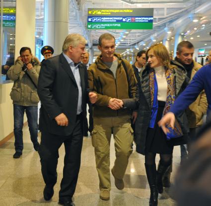 Член Общественной палаты РФ, адвокат Анатолий Кучерена и пилот авиакомпании \"Rolkan\" Владимир Садовничий (слева направо) в аэропорту ДОМОДЕДОВО. 24 ноября 2011 года.
