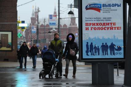 На Тверской улице на рекламных стендах висят плакаты, агитирующие идти на выборы в депутаты государственной думы, 26 ноября 2011 года