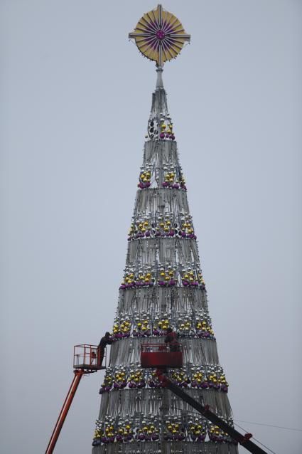 На лубянской площади украшают новогоднюю елку,Москва, 26 ноября 2011 года