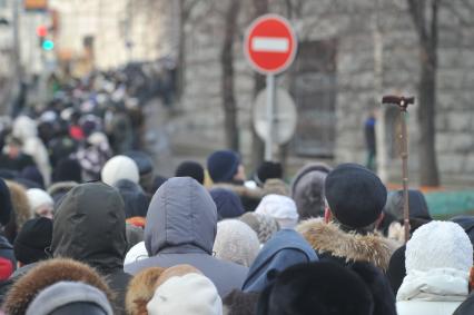 Очередь к Храму Христа Спасителя, куда доставлен ковчег с Поясом Пресвятой Богородицы из Ватопедского монастыря в Греции. 24 ноября 2011 года.