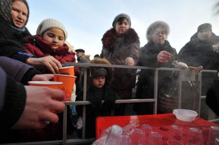 Очередь к Храму Христа Спасителя, куда доставлен ковчег с Поясом Пресвятой Богородицы из Ватопедского монастыря в Греции. 24 ноября 2011 года.