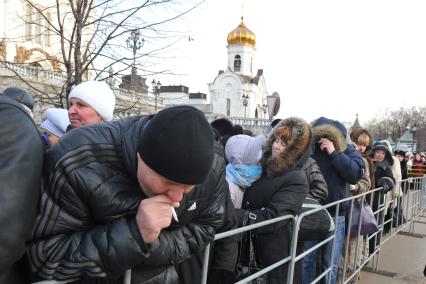 Очередь к Храму Христа Спасителя, куда доставлен ковчег с Поясом Пресвятой Богородицы из Ватопедского монастыря в Греции. 24 ноября 2011 года.