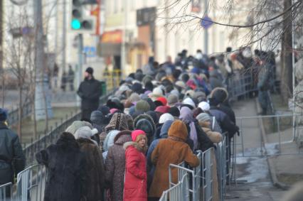 Очередь к Храму Христа Спасителя, куда доставлен ковчег с Поясом Пресвятой Богородицы из Ватопедского монастыря в Греции. 24 ноября 2011 года.