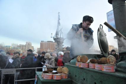 Очередь к Храму Христа Спасителя, куда доставлен ковчег с Поясом Пресвятой Богородицы из Ватопедского монастыря в Греции. 24 ноября 2011 года.