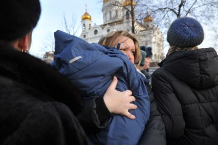 Очередь к Храму Христа Спасителя, куда доставлен ковчег с Поясом Пресвятой Богородицы из Ватопедского монастыря в Греции. 24 ноября 2011 года.