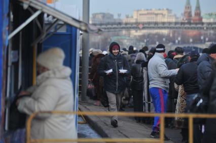 Очередь к Храму Христа Спасителя, куда доставлен ковчег с Поясом Пресвятой Богородицы из Ватопедского монастыря в Греции. 24 ноября 2011 года.