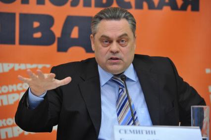 Лидер политической партии ПАТРИОТЫ РОССИИ Геннадий Семигин на пресс-конференции в КП. 30 ноября 2011 года.