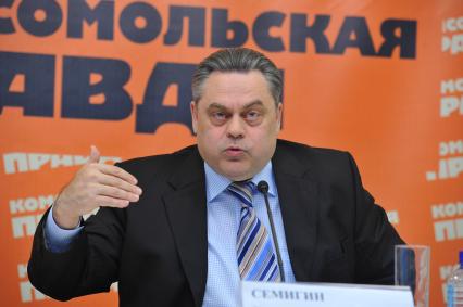Лидер политической партии ПАТРИОТЫ РОССИИ Геннадий Семигин на пресс-конференции в КП. 30 ноября 2011 года.