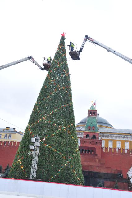 Установка новогодней елки на Красной площади у ГУМ-катка. 25 ноября 2011 года.