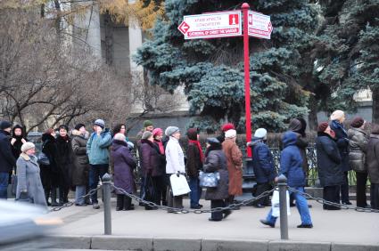 Очередь в ГМИИ  им. А.С.Пушкина на выставку Микеланджело Караваджо. Москва. 30 ноября 2011 года.