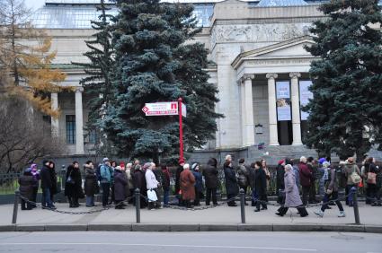 Очередь в ГМИИ  им. А.С.Пушкина на выставку Микеланджело Караваджо. Москва. 30 ноября 2011 года.