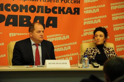 Адвокат Виктора Батурина Игорь Шабанов и пиар-директор Батурина Анна Имерлин в ИД КП. 30 ноября 2011 года.