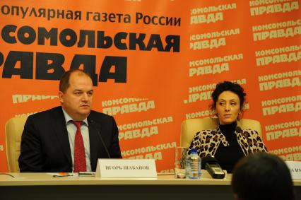 Адвокат Виктора Батурина Игорь Шабанов и пиар-директор Батурина Анна Имерлин в ИД КП. 30 ноября 2011 года.