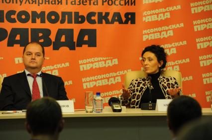 Адвокат Виктора Батурина Игорь Шабанов и пиар-директор Батурина Анна Имерлин в ИД КП. 30 ноября 2011 года.