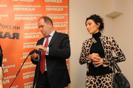 Адвокат Виктора Батурина Игорь Шабанов и пиар-директор Батурина Анна Имерлин в ИД КП. 30 ноября 2011 года.