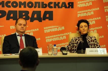 Адвокат Виктора Батурина Игорь Шабанов и пиар-директор Батурина Анна Имерлин в ИД КП. 30 ноября 2011 года.
