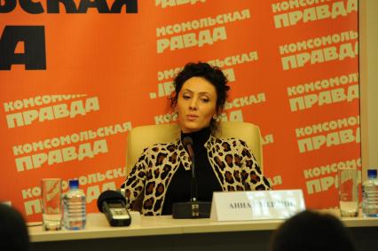 Пиар-директор Виктора Батурина Анна Имерлин в ИД КП. 30 ноября 2011 года.