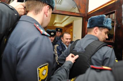 Бизнесмен Виктор Батурин (в центре), задержанный по подозрению в покушении на мошенничество в особо крупном размере, перед началом рассмотрения ходатайства об его аресте в Тверском суде. 30 ноября 2011 года.