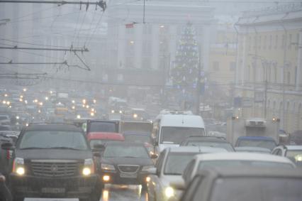 Сильный снегопад в городе. На снимке: плотный автомобильный поток на дороге. 29 ноября 2011 года.