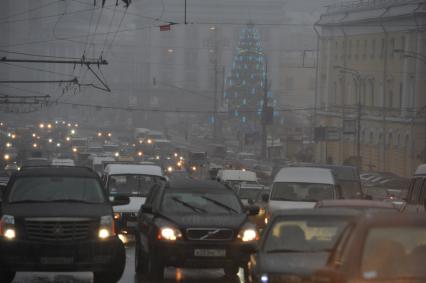 Сильный снегопад в городе. На снимке: плотный автомобильный поток на дороге. 29 ноября 2011 года.