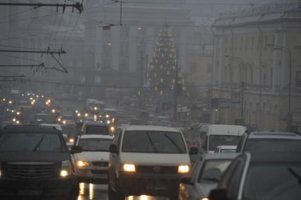 Сильный снегопад в городе. На снимке: плотный автомобильный поток на дороге. 29 ноября 2011 года.