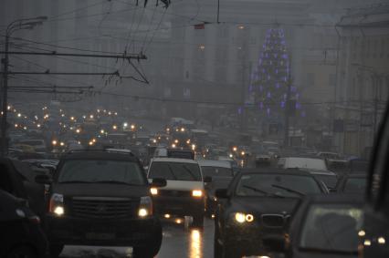 Сильный снегопад в городе. На снимке: плотный автомобильный поток на дороге. 29 ноября 2011 года.