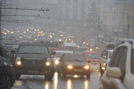 Сильный снегопад в городе. На снимке: плотный автомобильный поток на дороге. 29 ноября 2011 года.