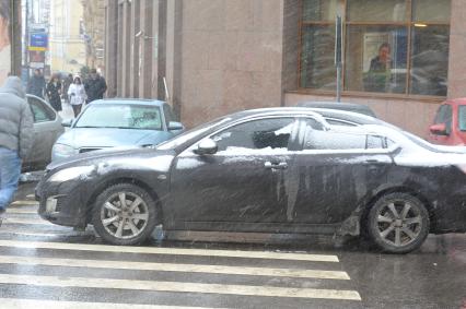 Сильный снегопад в городе. На снимке: заснеженный автомобиль на пешеходном переходе. 29 ноября 2011 года.