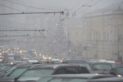 Сильный снегопад в городе. На снимке: плотный автомобильный поток на дороге. 29 ноября 2011 года.