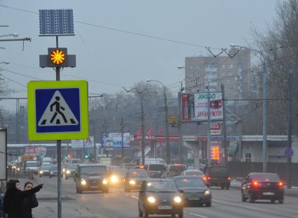 Светофор нового типа Т.7 с солнечной батареей установленный на нерегулируемых пешеходных переходах. 01 декабря 2011 года.