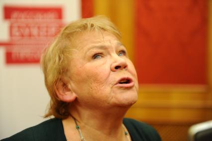 Вдова А.Чудакова критик Мариэтта Чудакова с премией РУССКИЙ БУКЕР ДЕСЯТИЛЕТИЯ, присужденной посмертно писателю Александру Чудакову за роман ЛОЖИТСЯ МГЛА НА СТАРЫЕ СТУПЕНИ....  01 декабря 2011 года.