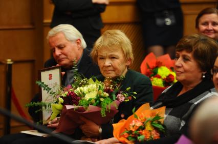 Вдова А.Чудакова критик Мариэтта Чудакова (в центре) с премией РУССКИЙ БУКЕР ДЕСЯТИЛЕТИЯ, присужденной посмертно писателю Александру Чудакову за роман ЛОЖИТСЯ МГЛА НА СТАРЫЕ СТУПЕНИ.... 01 декабря 2011 года.