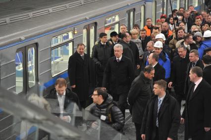 Мэр Москвы Сергей Собянин (в центре) на открытии новой станции ЗЯБЛИКОВО. 02 декабря 2011 года.