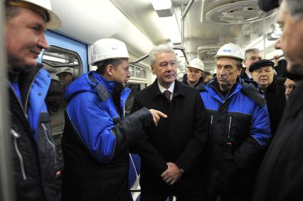 Мэр Москвы Сергей Собянин (в центре) на открытии новой станции ЗЯБЛИКОВО. 02 декабря 2011 года.