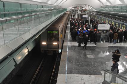 Новая станция метрополитена  ЗЯБЛИКИВО открылась в Москве. На снимке: в ожидании мэра Сергея Собянина. 02 декабря 2011 года.